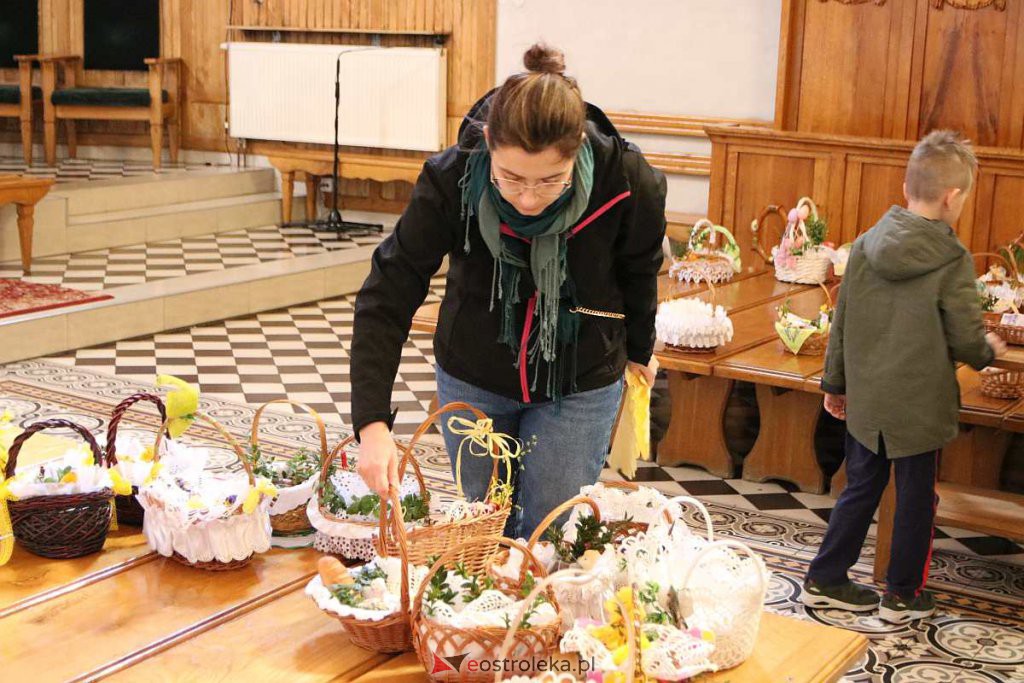 Święcenie pokarmów w Ostrołęce [16.04.2022] - zdjęcie #56 - eOstroleka.pl