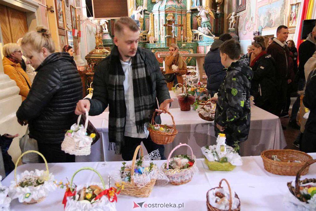 Święcenie pokarmów w Ostrołęce [16.04.2022] - zdjęcie #58 - eOstroleka.pl