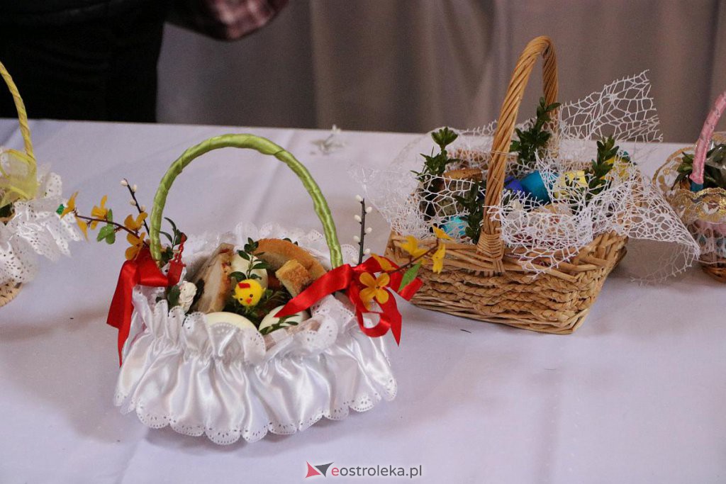 Święcenie pokarmów w Ostrołęce [16.04.2022] - zdjęcie #59 - eOstroleka.pl