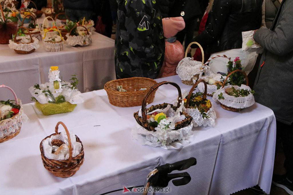 Święcenie pokarmów w Ostrołęce [16.04.2022] - zdjęcie #61 - eOstroleka.pl