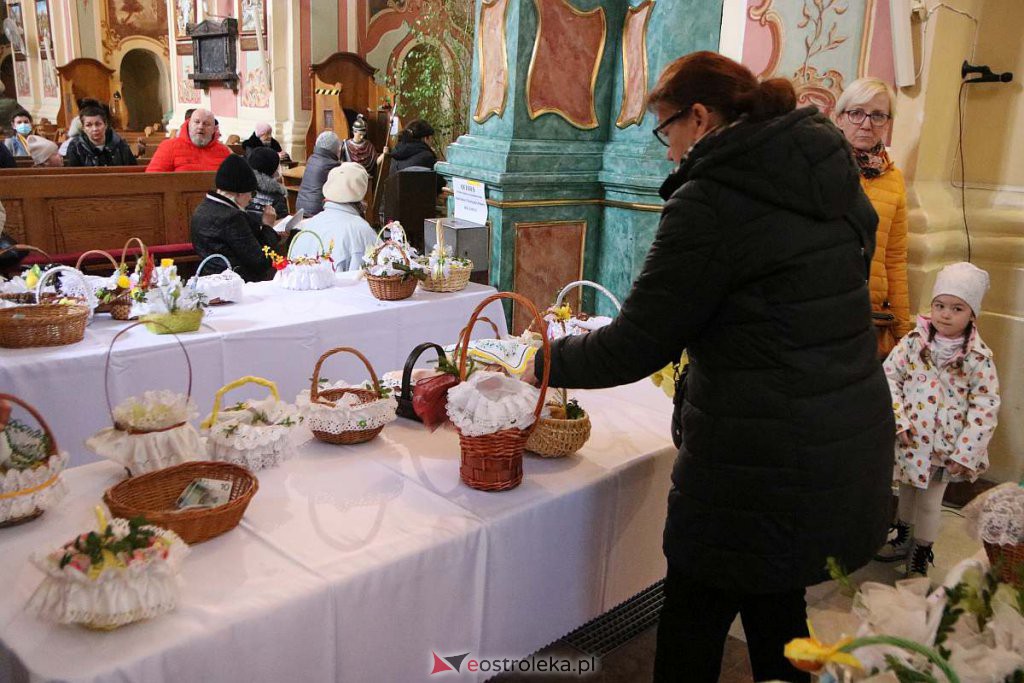 Święcenie pokarmów w Ostrołęce [16.04.2022] - zdjęcie #71 - eOstroleka.pl