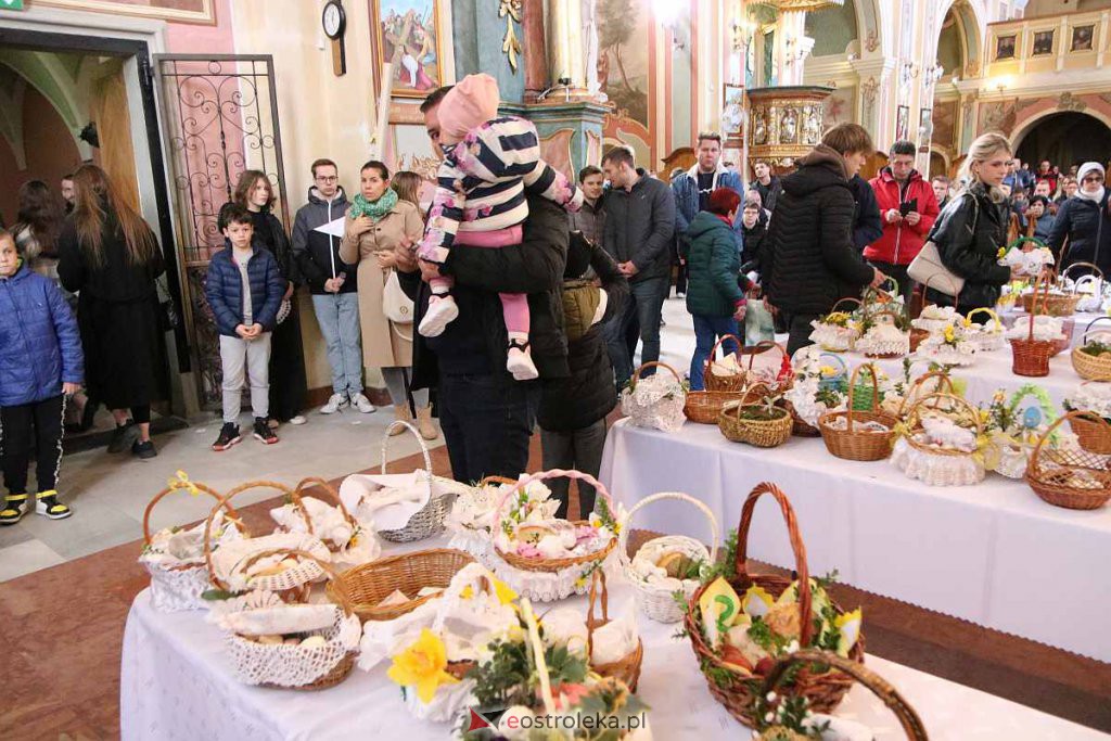 Święcenie pokarmów w Ostrołęce [16.04.2022] - zdjęcie #79 - eOstroleka.pl