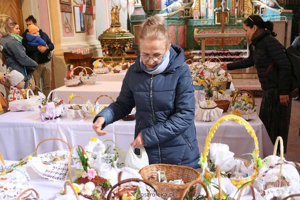Święcenie pokarmów w Ostrołęce [16.04.2022] - zdjęcie #82 - eOstroleka.pl