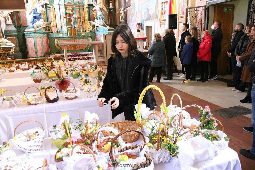 Święcenie pokarmów w Ostrołęce [16.04.2022] - zdjęcie #85 - eOstroleka.pl
