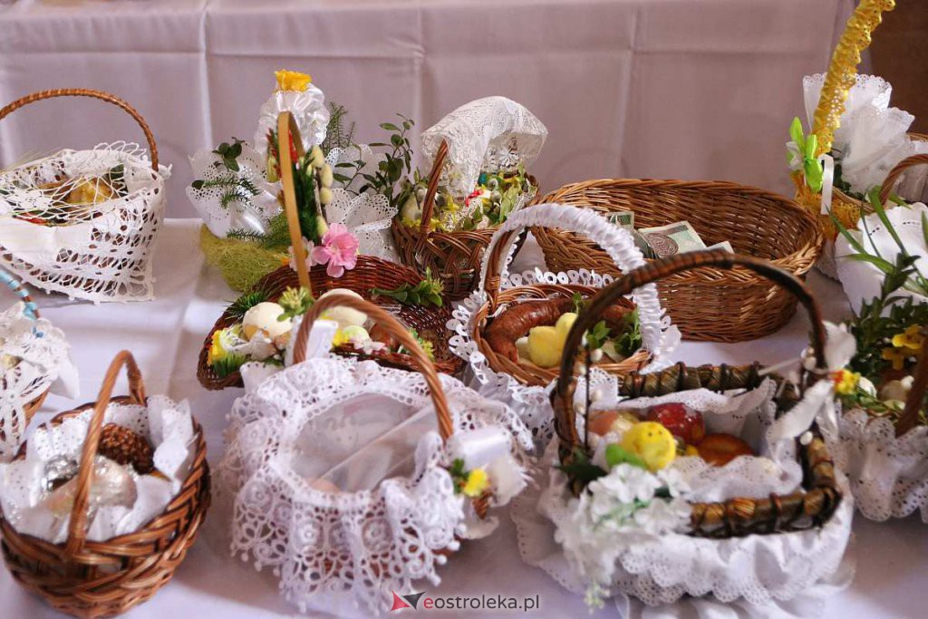 Święcenie pokarmów w Ostrołęce [16.04.2022] - zdjęcie #86 - eOstroleka.pl