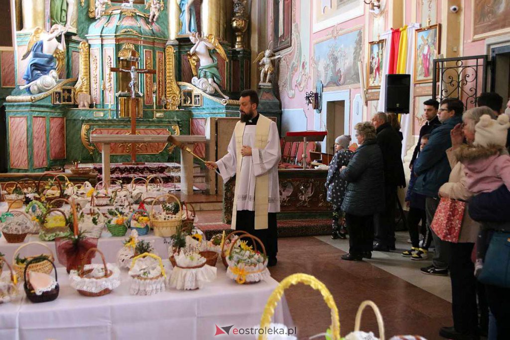 Święcenie pokarmów w Ostrołęce [16.04.2022] - zdjęcie #93 - eOstroleka.pl