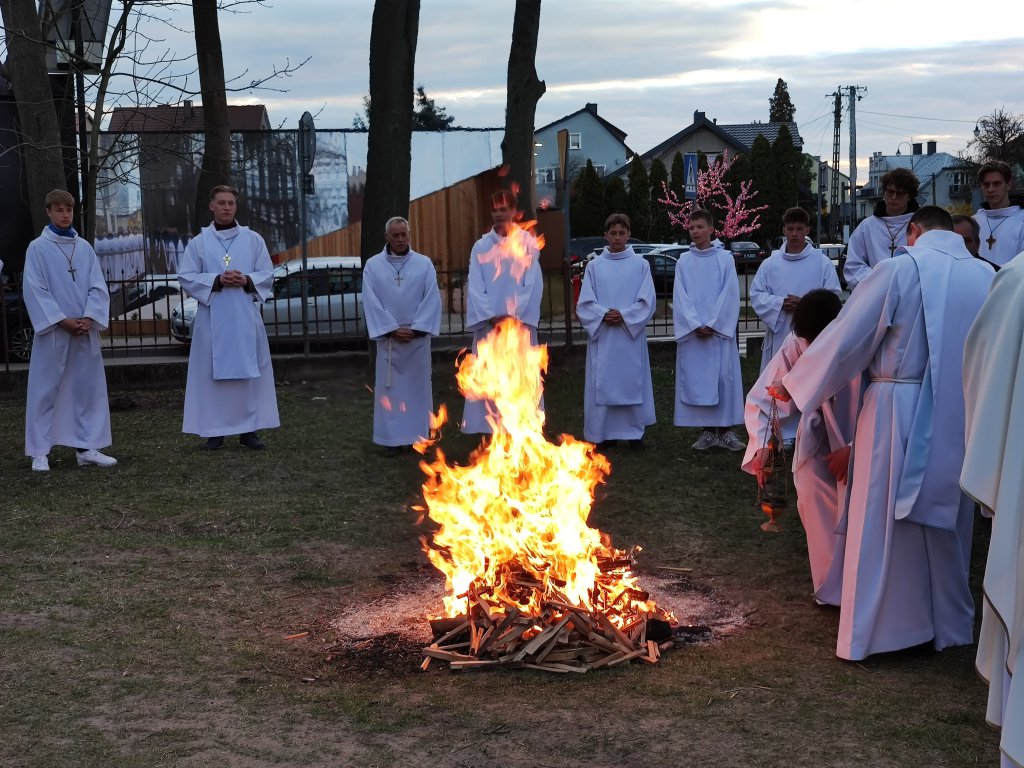Wielka Sobota: Liturgia światła [16.04.2022] - zdjęcie #20 - eOstroleka.pl