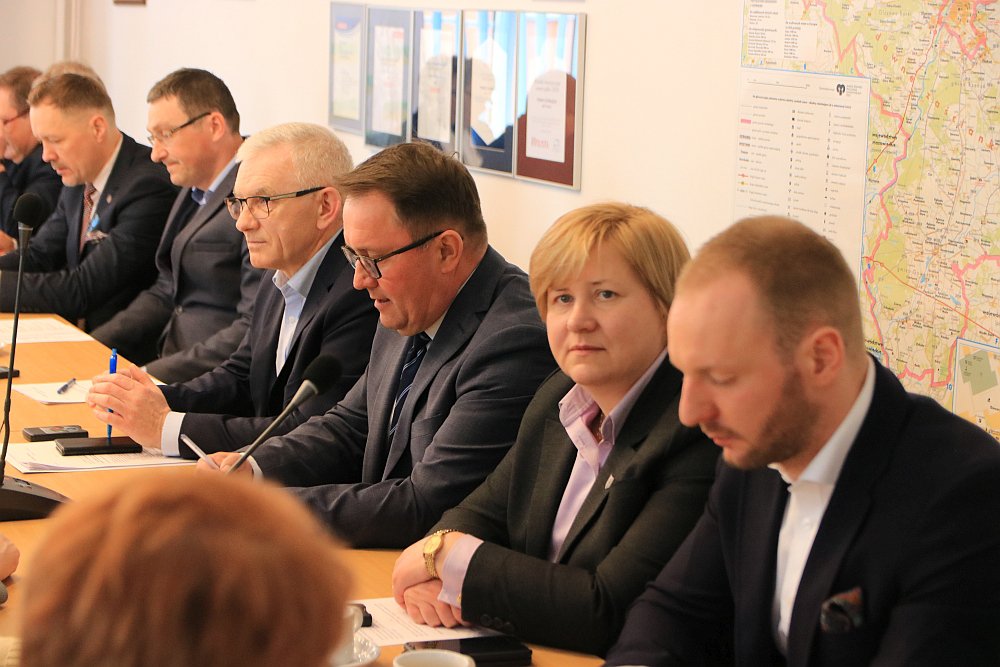 XLVII sesja Rady Powiatu w Ostrołęce [21.04.2022] - zdjęcie #4 - eOstroleka.pl