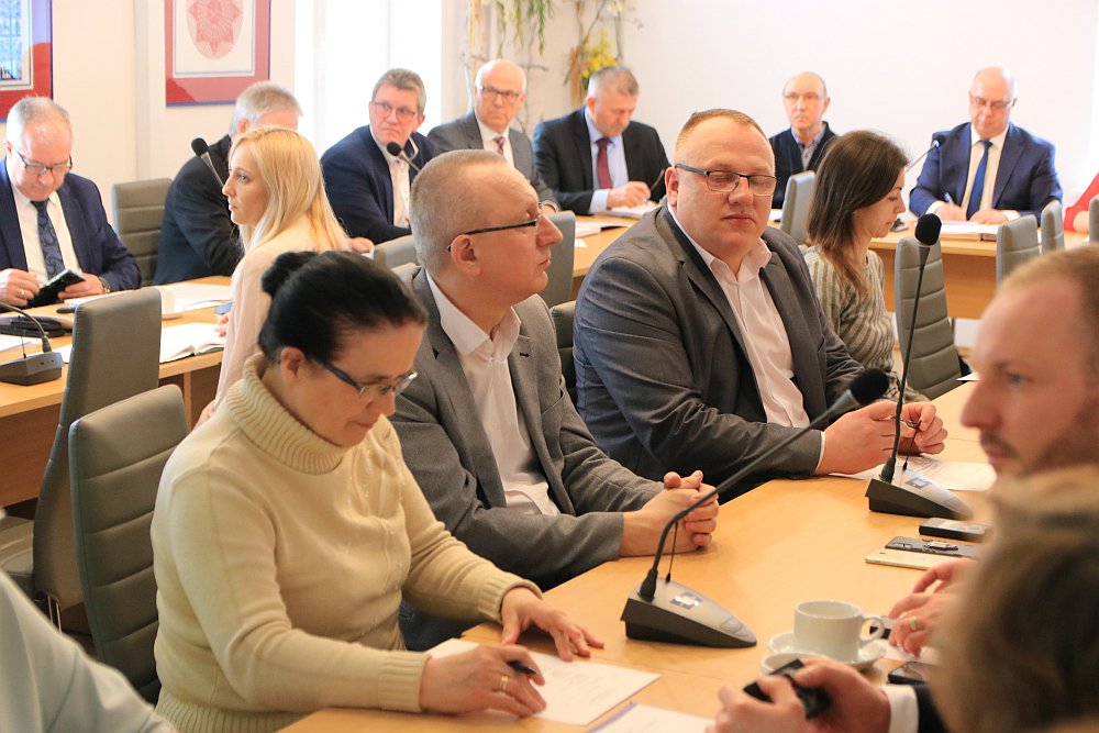 XLVII sesja Rady Powiatu w Ostrołęce [21.04.2022] - zdjęcie #9 - eOstroleka.pl