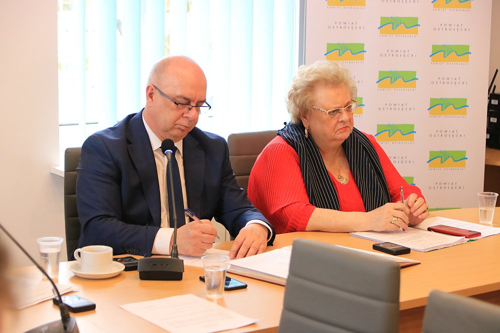 XLVII sesja Rady Powiatu w Ostrołęce [21.04.2022] - zdjęcie #7 - eOstroleka.pl