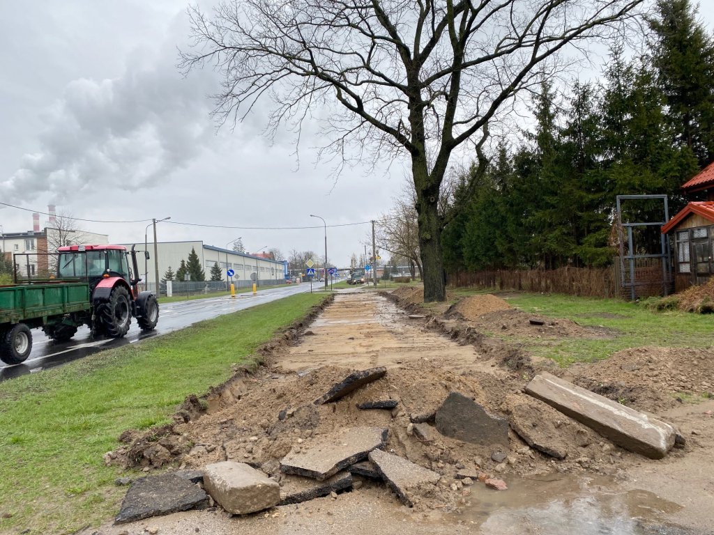 Budują brakujący odcinek ścieżki rowerowej na osiedlu Wojciechowice [21.04.2022] - zdjęcie #7 - eOstroleka.pl