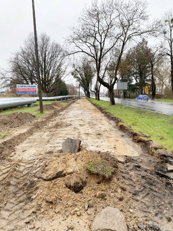 Budują brakujący odcinek ścieżki rowerowej na osiedlu Wojciechowice [21.04.2022] - zdjęcie #6 - eOstroleka.pl