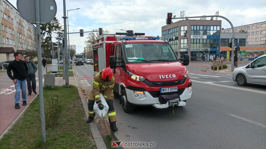 Plama oleju na 11 Listopada. Konieczna była interwencja strażaków [22.04.2022] - zdjęcie #2 - eOstroleka.pl