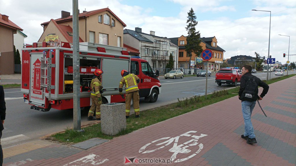 Plama oleju na 11 Listopada. Konieczna była interwencja strażaków [22.04.2022] - zdjęcie #3 - eOstroleka.pl