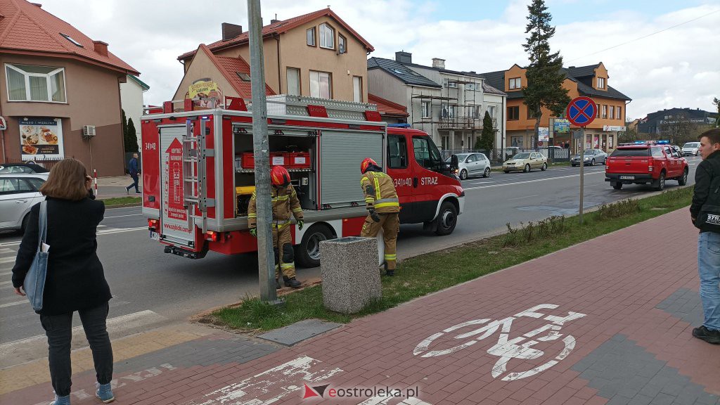 Plama oleju na 11 Listopada. Konieczna była interwencja strażaków [22.04.2022] - zdjęcie #4 - eOstroleka.pl