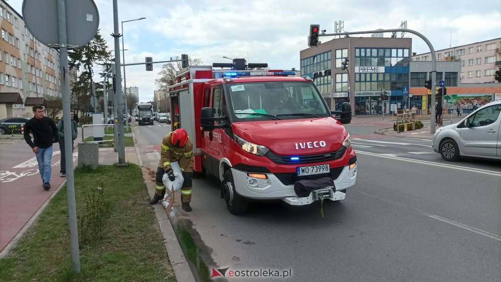 Plama oleju na 11 Listopada. Konieczna była interwencja strażaków [22.04.2022] - zdjęcie #5 - eOstroleka.pl