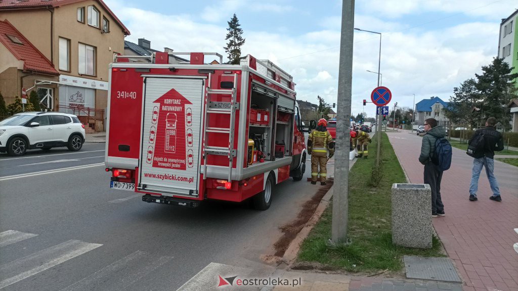 Plama oleju na 11 Listopada. Konieczna była interwencja strażaków [22.04.2022] - zdjęcie #6 - eOstroleka.pl