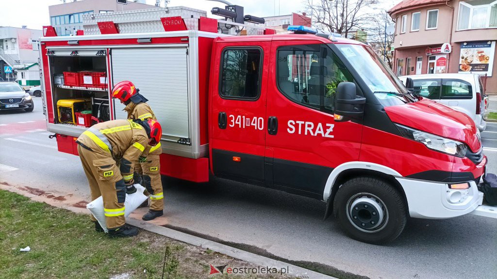 Plama oleju na 11 Listopada. Konieczna była interwencja strażaków [22.04.2022] - zdjęcie #7 - eOstroleka.pl