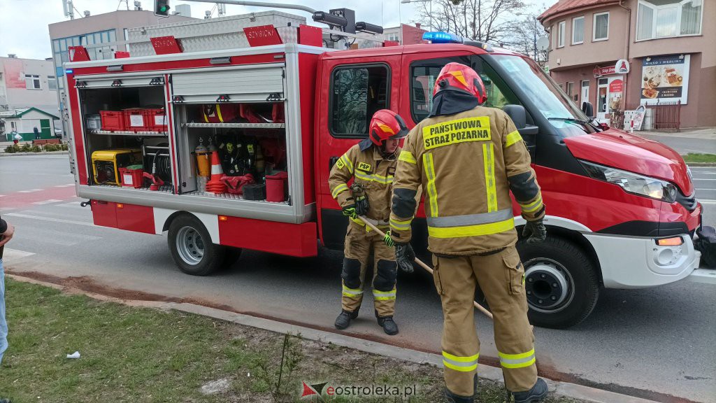Plama oleju na 11 Listopada. Konieczna była interwencja strażaków [22.04.2022] - zdjęcie #8 - eOstroleka.pl