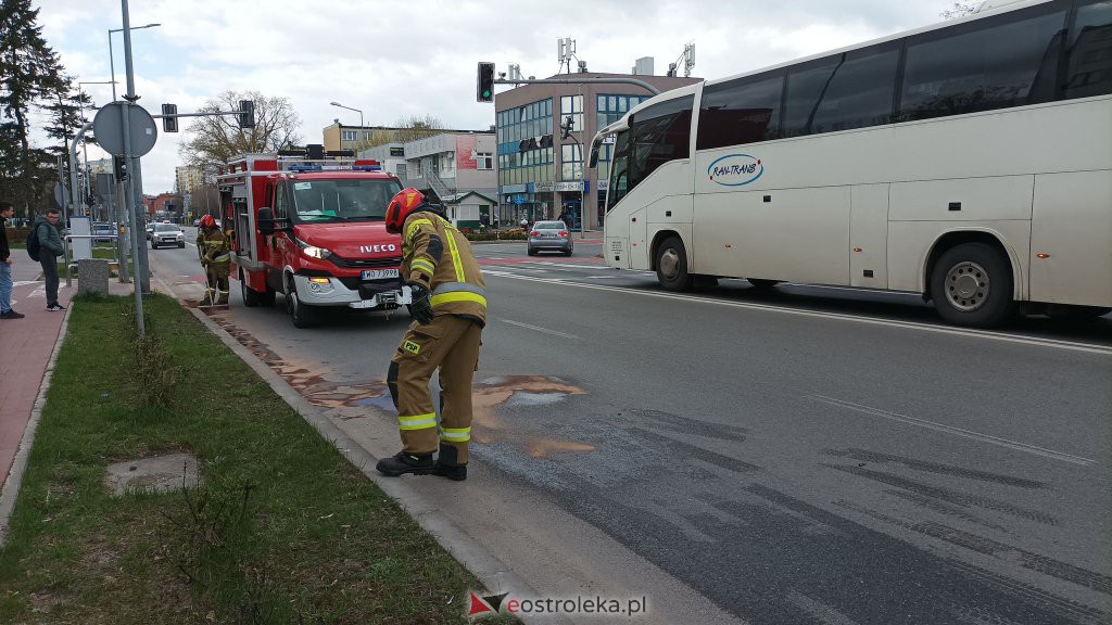 Plama oleju na 11 Listopada. Konieczna była interwencja strażaków [22.04.2022] - zdjęcie #10 - eOstroleka.pl