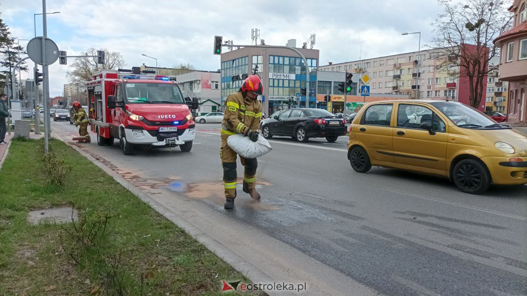 Plama oleju na 11 Listopada. Konieczna była interwencja strażaków [22.04.2022] - zdjęcie #11 - eOstroleka.pl