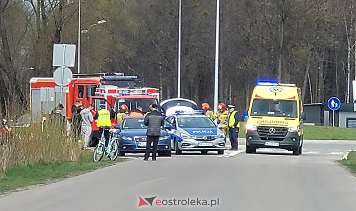 Wypadek przy rondzie, ul. Ostrowska [23.04.2022] - zdjęcie #1 - eOstroleka.pl
