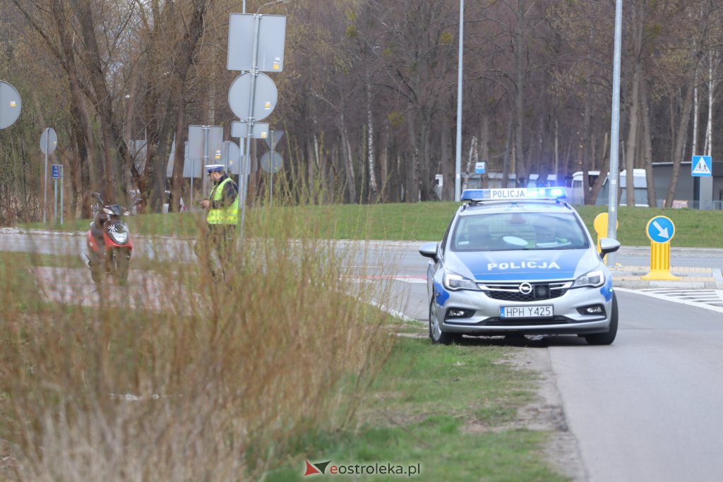 Wypadek przy rondzie, ul. Ostrowska [23.04.2022] - zdjęcie #3 - eOstroleka.pl