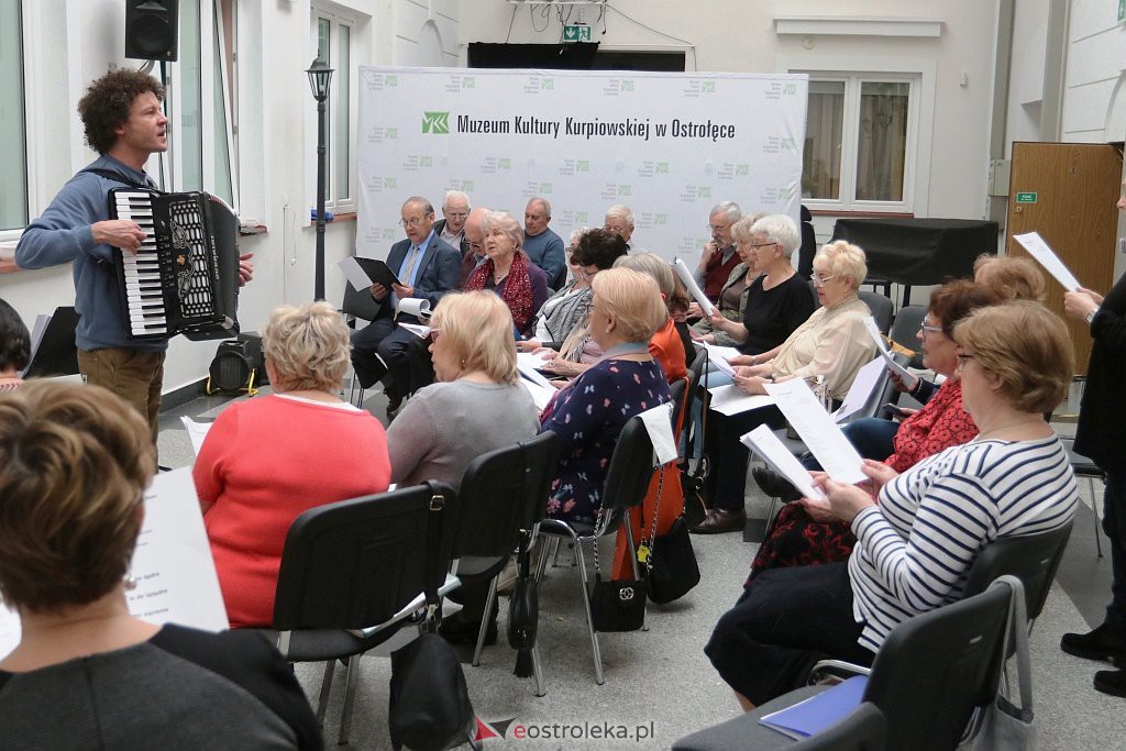 Śpiewające spotkanie w Muzeum Kultury Kurpiowskiej [24.04.2022] - zdjęcie #2 - eOstroleka.pl