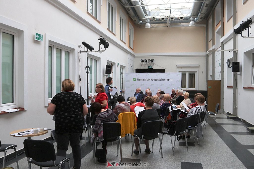 Śpiewające spotkanie w Muzeum Kultury Kurpiowskiej [24.04.2022] - zdjęcie #5 - eOstroleka.pl