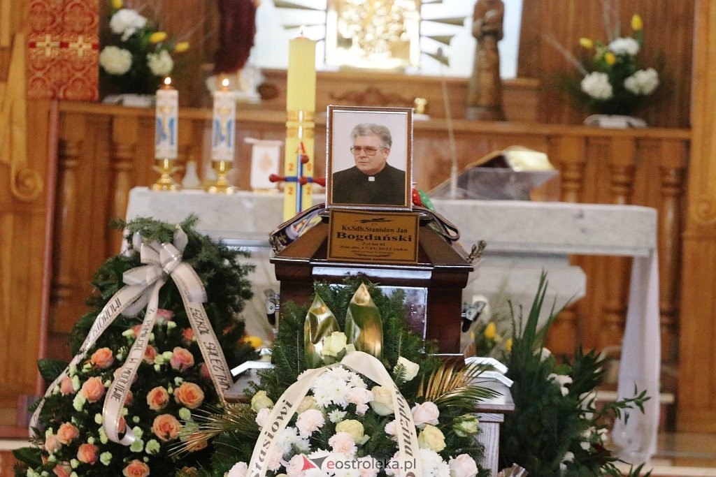 Pogrzeb ks. Stanisława Bogdańskiego [25.04.2022] - zdjęcie #7 - eOstroleka.pl