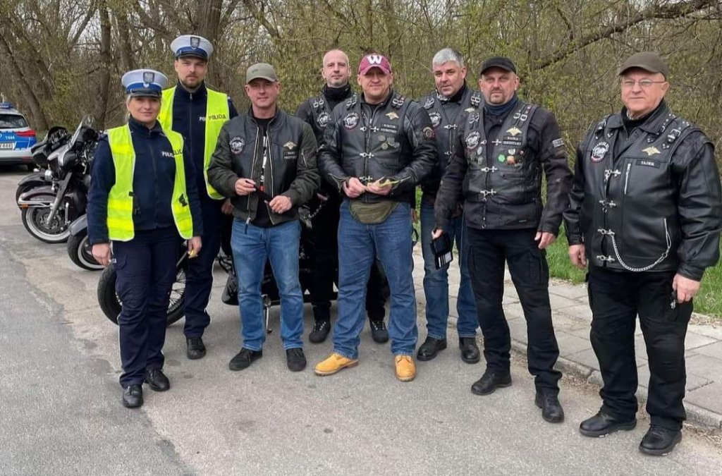 „Patrz w lusterka, motocykle są wszędzie” – wspólna akcja policjantów i motocyklistów [25.04.2022] - zdjęcie #1 - eOstroleka.pl
