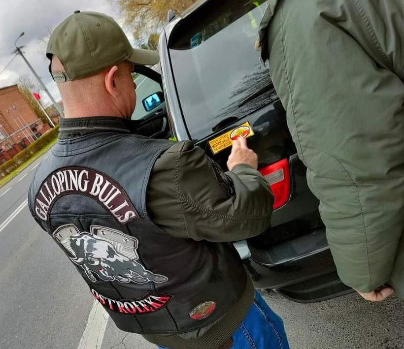 „Patrz w lusterka, motocykle są wszędzie” – wspólna akcja policjantów i motocyklistów [25.04.2022] - zdjęcie #2 - eOstroleka.pl