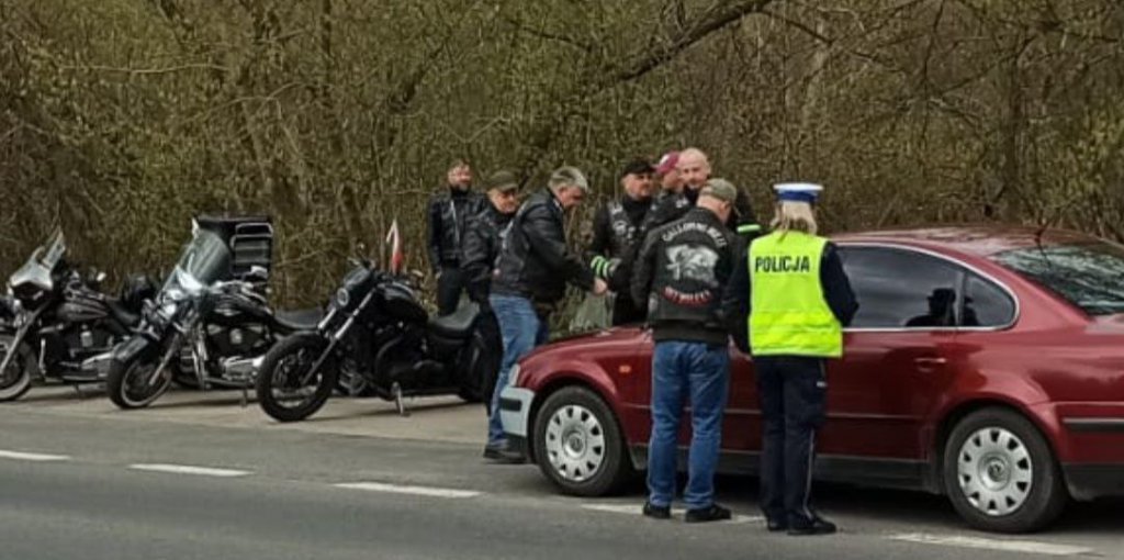 „Patrz w lusterka, motocykle są wszędzie” – wspólna akcja policjantów i motocyklistów [25.04.2022] - zdjęcie #3 - eOstroleka.pl