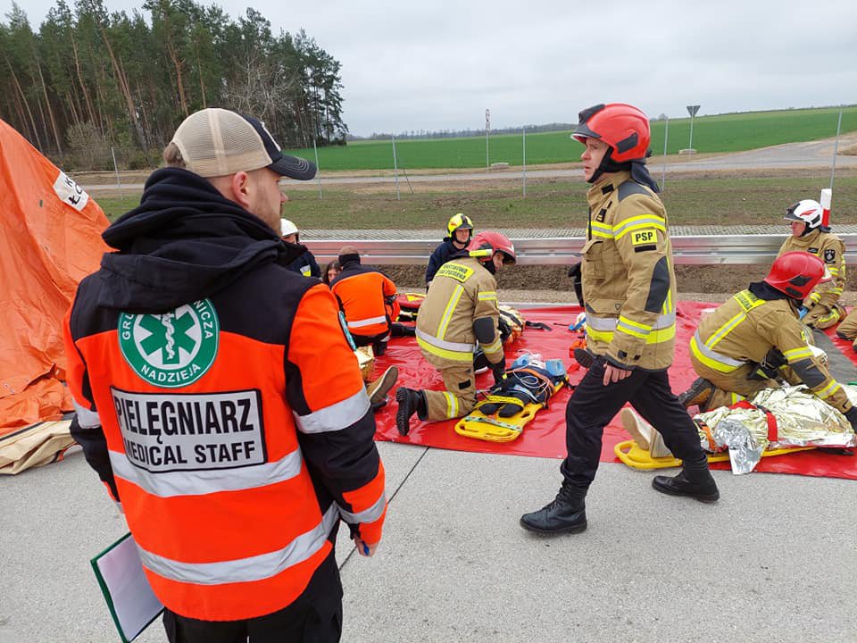 Akcja służb ratunkowych na drodze nr 61.  [26.04.2022] - zdjęcie #1 - eOstroleka.pl