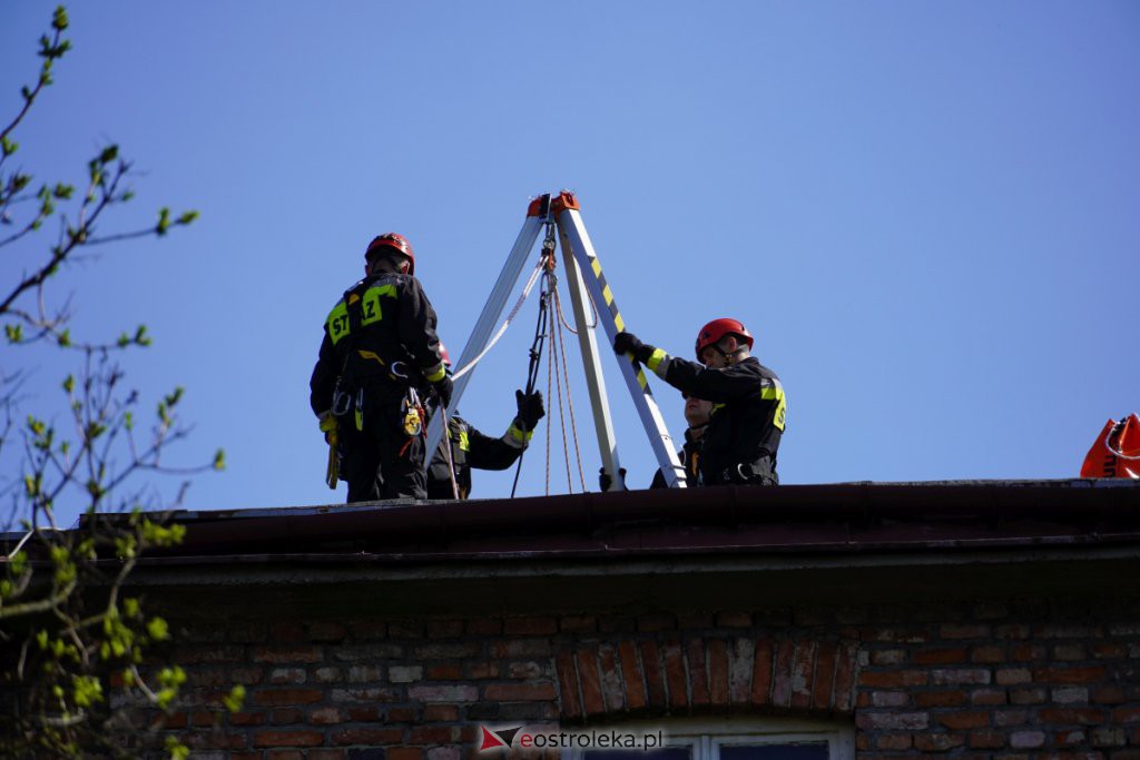Ewakuacja poszkodowanego z dachu budynku - ćwiczenia Stora Enso z Państwową Strażą Pożarną [27.04.2022] - zdjęcie #1 - eOstroleka.pl