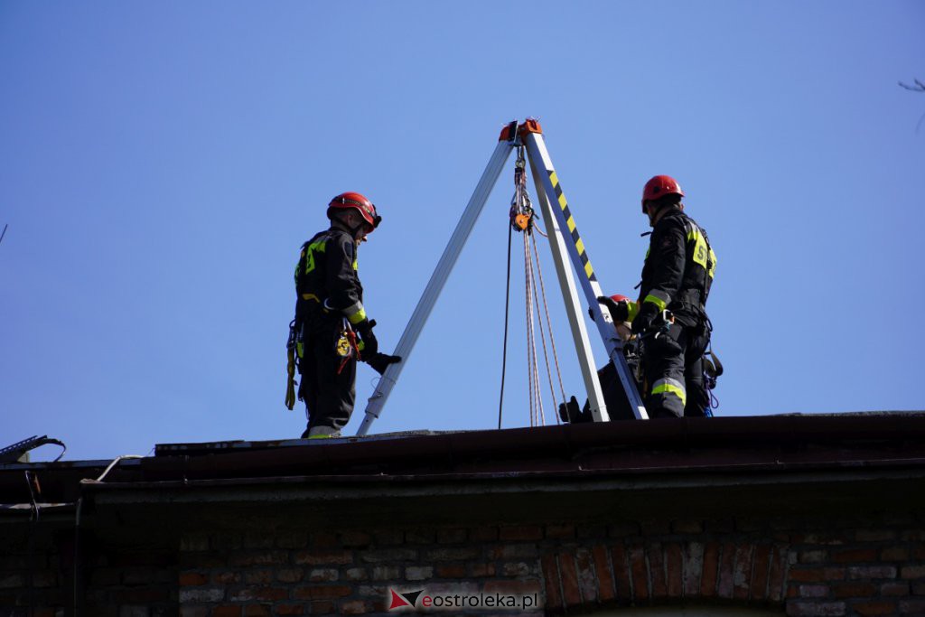 Ewakuacja poszkodowanego z dachu budynku - ćwiczenia Stora Enso z Państwową Strażą Pożarną [27.04.2022] - zdjęcie #2 - eOstroleka.pl
