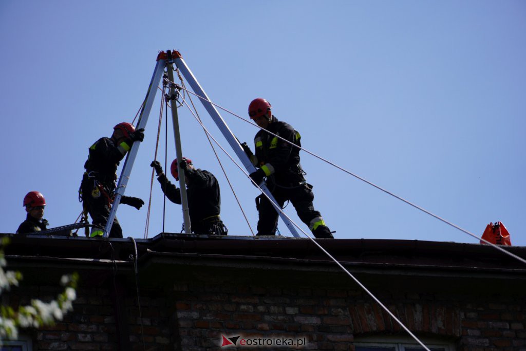 Ewakuacja poszkodowanego z dachu budynku - ćwiczenia Stora Enso z Państwową Strażą Pożarną [27.04.2022] - zdjęcie #6 - eOstroleka.pl