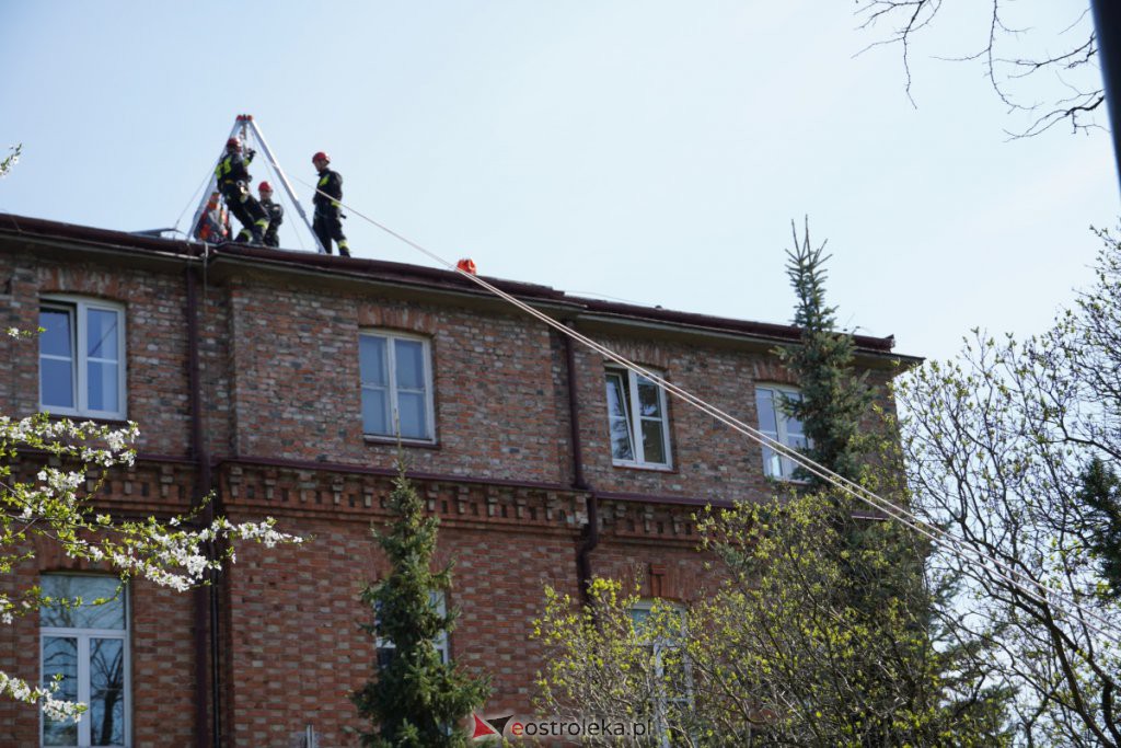 Ewakuacja poszkodowanego z dachu budynku - ćwiczenia Stora Enso z Państwową Strażą Pożarną [27.04.2022] - zdjęcie #8 - eOstroleka.pl