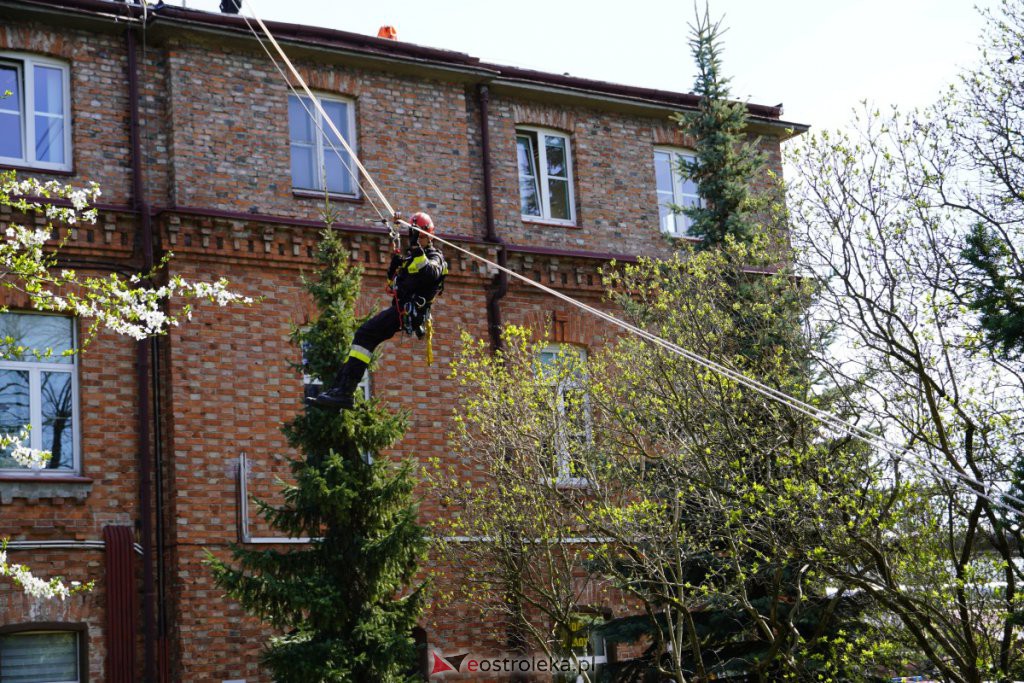 Ewakuacja poszkodowanego z dachu budynku - ćwiczenia Stora Enso z Państwową Strażą Pożarną [27.04.2022] - zdjęcie #9 - eOstroleka.pl