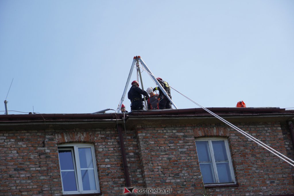Ewakuacja poszkodowanego z dachu budynku - ćwiczenia Stora Enso z Państwową Strażą Pożarną [27.04.2022] - zdjęcie #11 - eOstroleka.pl
