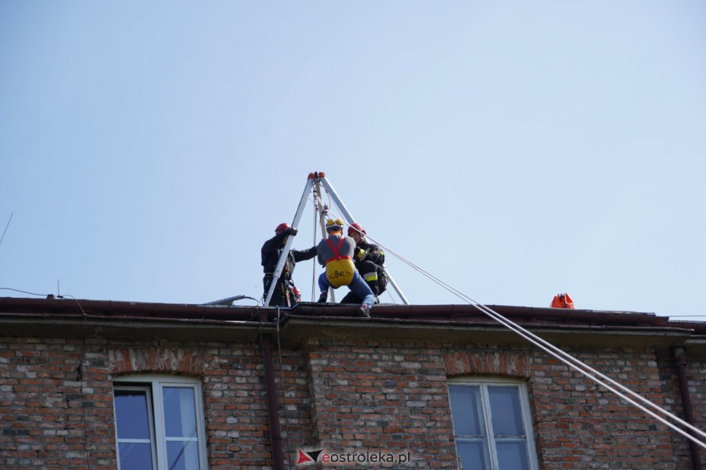 Ewakuacja poszkodowanego z dachu budynku - ćwiczenia Stora Enso z Państwową Strażą Pożarną [27.04.2022] - zdjęcie #12 - eOstroleka.pl