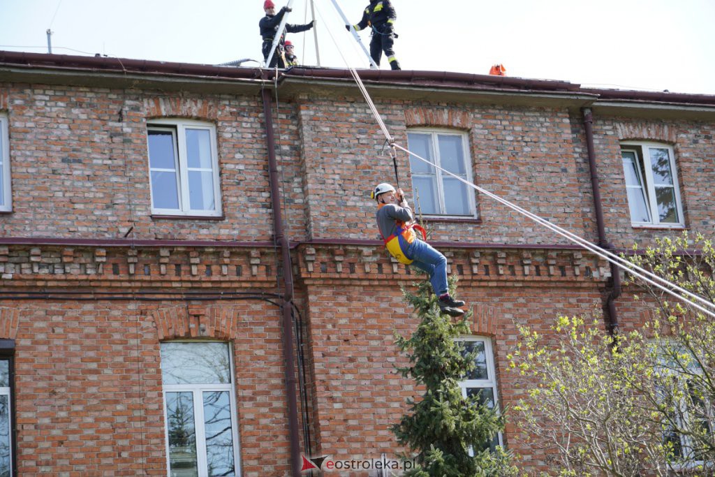 Ewakuacja poszkodowanego z dachu budynku - ćwiczenia Stora Enso z Państwową Strażą Pożarną [27.04.2022] - zdjęcie #13 - eOstroleka.pl