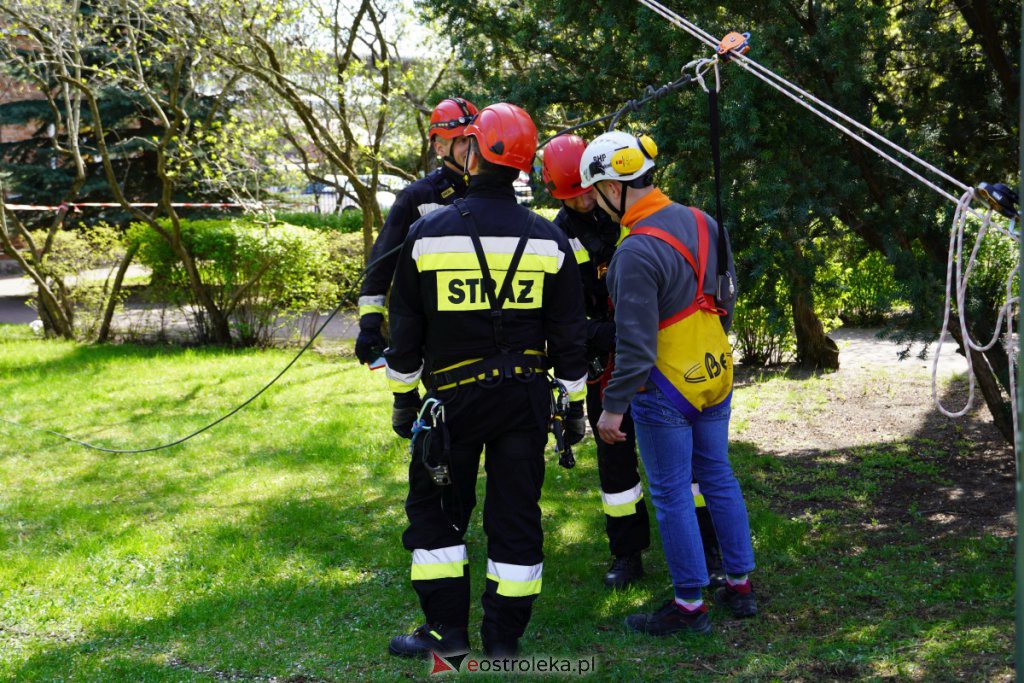 Ewakuacja poszkodowanego z dachu budynku - ćwiczenia Stora Enso z Państwową Strażą Pożarną [27.04.2022] - zdjęcie #15 - eOstroleka.pl