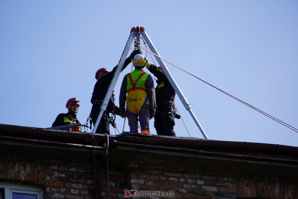 Ewakuacja poszkodowanego z dachu budynku - ćwiczenia Stora Enso z Państwową Strażą Pożarną [27.04.2022] - zdjęcie #18 - eOstroleka.pl