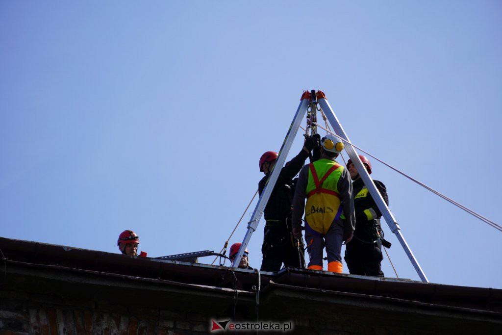 Ewakuacja poszkodowanego z dachu budynku - ćwiczenia Stora Enso z Państwową Strażą Pożarną [27.04.2022] - zdjęcie #19 - eOstroleka.pl