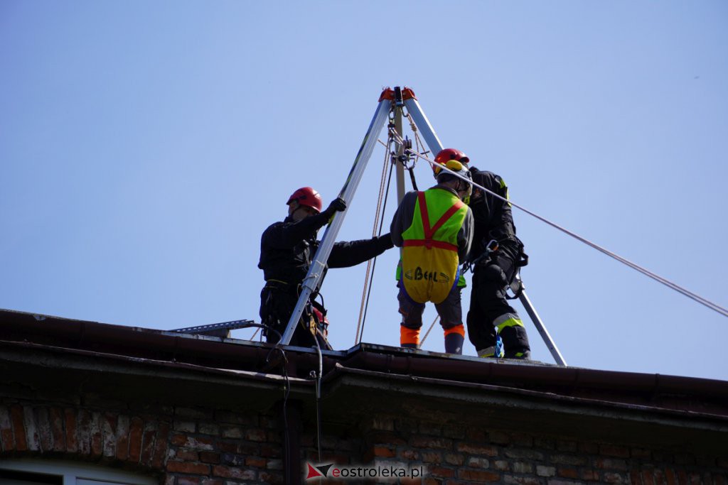 Ewakuacja poszkodowanego z dachu budynku - ćwiczenia Stora Enso z Państwową Strażą Pożarną [27.04.2022] - zdjęcie #20 - eOstroleka.pl