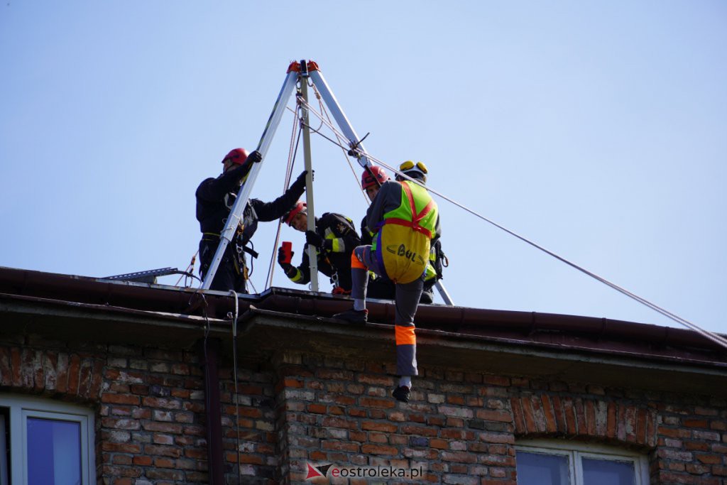 Ewakuacja poszkodowanego z dachu budynku - ćwiczenia Stora Enso z Państwową Strażą Pożarną [27.04.2022] - zdjęcie #21 - eOstroleka.pl