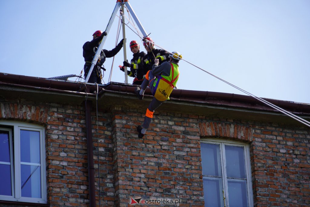 Ewakuacja poszkodowanego z dachu budynku - ćwiczenia Stora Enso z Państwową Strażą Pożarną [27.04.2022] - zdjęcie #22 - eOstroleka.pl