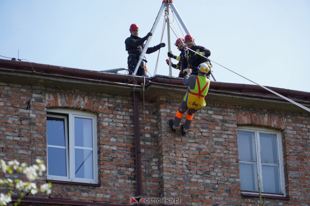 Ewakuacja poszkodowanego z dachu budynku - ćwiczenia Stora Enso z Państwową Strażą Pożarną [27.04.2022] - zdjęcie #23 - eOstroleka.pl