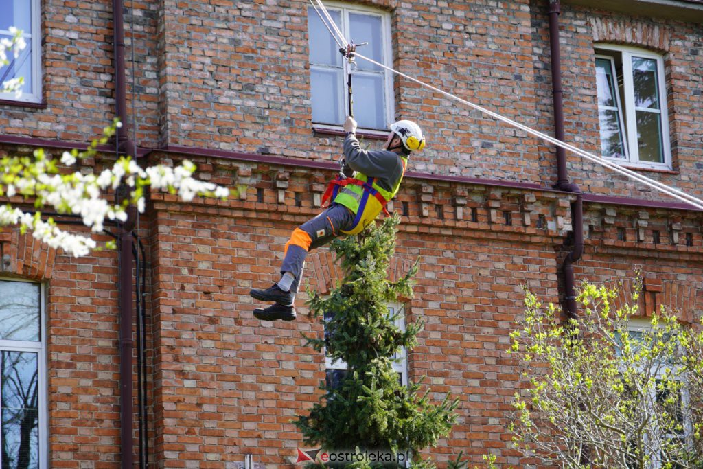 Ewakuacja poszkodowanego z dachu budynku - ćwiczenia Stora Enso z Państwową Strażą Pożarną [27.04.2022] - zdjęcie #5 - eOstroleka.pl